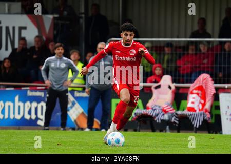 Bahlingen, Deutschland. Oktober 2024. Ali Ibrahim (Bahlinger SC Nr. 23) am Ball Richtung Tor Regionalliga S?dwest, Bahlinger SC vs SV Stuttgarter Kickers, 12.10.2024 DFB/DFL-VORSCHRIFTEN VERBIETEN JEDE VERWENDUNG VON FOTOGRAFIEN ALS BILDSEQUENZEN UND/ODER QUASI-VIDEO/dpa/Alamy Live News Stockfoto