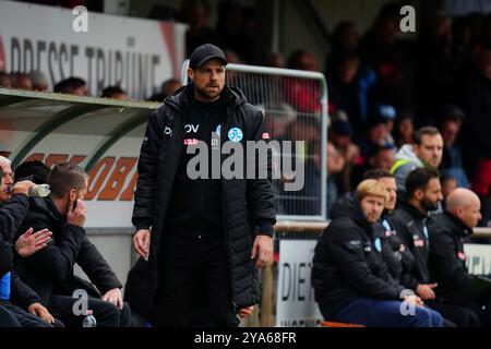 Bahlingen, Deutschland. Oktober 2024. Trainer Marco Wildersinn vom SV Stuttgarter Kickers Regionalliga S?dwest, Bahlinger SC vs. SV Stuttgarter Kickers, 12.10.2024 DFB/DFL-VORSCHRIFTEN VERBIETEN JEDE VERWENDUNG VON FOTOS ALS BILDSEQUENZEN UND/ODER QUASI-VIDEO/dpa/Alamy Live News Stockfoto