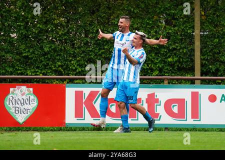 Bahlingen, Deutschland. Oktober 2024. Torjubel zum 0:2 durch David Braig (SV Stuttgarter Kickers Nr. 22) mit Christian Mauersberger (SV Stuttgarter Kickers Nr. 38) Regionalliga S?dwest, Bahlinger SC vs SV Stuttgarter Kickers, 12.10.2024 DFB/DFL-VORSCHRIFTEN VERBIETEN JEDE VERWENDUNG VON FOTOGRAFIEN ALS BILDSEQUENZEN UND/ODER QUASI-VIDEO/dpa/Alamy Live News Stockfoto