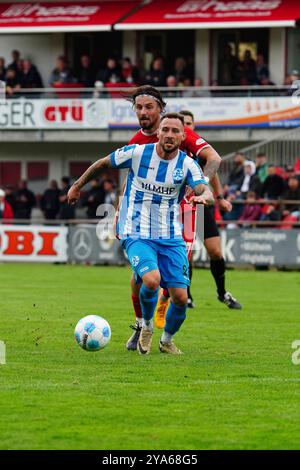 Bahlingen, Deutschland. Oktober 2024. Lukas Kiefer (SV Stuttgarter Kickers Nr. 28) am Ball und im Nacken versucht Hasan Pepi? (Bahlinger SC Nr. 27) den Ball zubekommen Regionalliga S?dwest, Bahlinger SC vs SV Stuttgarter Kickers, 12.10.2024 DFB/DFL-VORSCHRIFTEN VERBIETEN JEDE VERWENDUNG VON FOTOGRAFIEN ALS BILDSEQUENZEN UND/ODER QUASI-VIDEO/dpa/Alamy Live News Stockfoto