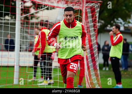 Bahlingen, Deutschland. Oktober 2024. Elias Benali (Bahlinger SC Nr. 29) auf dem weg vom warmmachen Richtung Bank um sich f?r die Einwechslung fertig zu machen Regionalliga S?dwest, Bahlinger SC vs. SV Stuttgarter Kickers, 12.10.2024 DFB/DFL-VORSCHRIFTEN VERBIETEN JEDE VERWENDUNG VON FOTOGRAFIEN ALS BILDSEQUENZEN UND/ODER QUASI-VIDEO/dpa/Alamy Live News Stockfoto