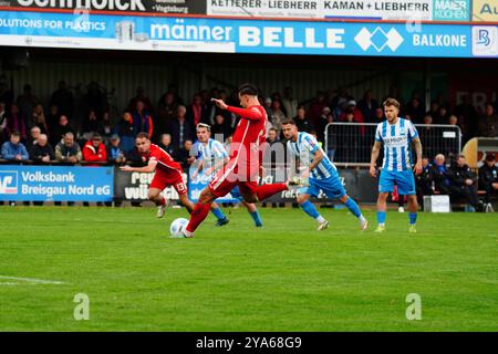 Bahlingen, Deutschland. Oktober 2024. Elfmeter-Schuss von Luca K?bele (Bahlinger SC Nr. 21) Was nicht gez?hlt hat Regionalliga S?dwest, Bahlinger SC vs SV Stuttgarter Kickers, 12.10.2024 DFB/DFL-VORSCHRIFTEN VERBIETEN JEDE VERWENDUNG VON FOTOGRAFIEN ALS BILDSEQUENZEN UND/ODER QUASI-VIDEO/dpa/Alamy Live News Stockfoto