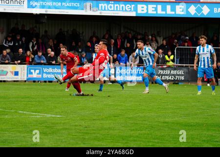 Bahlingen, Deutschland. Oktober 2024. Elfmeter-Schuss von Luca K?bele (Bahlinger SC Nr. 21) Was nicht gez?hlt hat Regionalliga S?dwest, Bahlinger SC vs SV Stuttgarter Kickers, 12.10.2024 DFB/DFL-VORSCHRIFTEN VERBIETEN JEDE VERWENDUNG VON FOTOGRAFIEN ALS BILDSEQUENZEN UND/ODER QUASI-VIDEO/dpa/Alamy Live News Stockfoto