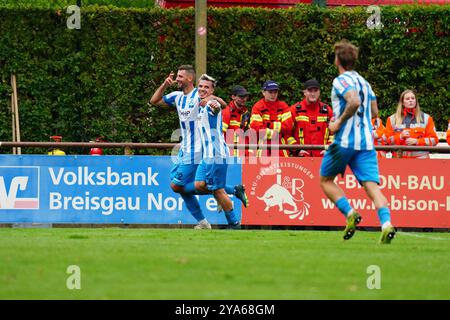 Bahlingen, Deutschland. Oktober 2024. Torjubel zum 0:2 durch David Braig (SV Stuttgarter Kickers Nr. 22) mit Christian Mauersberger (SV Stuttgarter Kickers Nr. 38) Regionalliga S?dwest, Bahlinger SC vs SV Stuttgarter Kickers, 12.10.2024 DFB/DFL-VORSCHRIFTEN VERBIETEN JEDE VERWENDUNG VON FOTOGRAFIEN ALS BILDSEQUENZEN UND/ODER QUASI-VIDEO/dpa/Alamy Live News Stockfoto