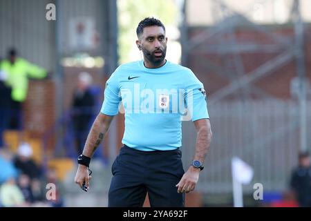 Birkenhead, Großbritannien. Oktober 2024. Schiedsrichter Sunny Singh Gill sieht zu. EFL Skybet Football League Two Match, Tranmere Rovers gegen Bradford City, Prenton Park, Birkenhead, Wirral am Samstag, den 12. Oktober 2024. Dieses Bild darf nur für redaktionelle Zwecke verwendet werden. Nur redaktionelle Verwendung, .PIC von Chris Stading/ Credit: Andrew Orchard Sportfotografie/Alamy Live News Stockfoto