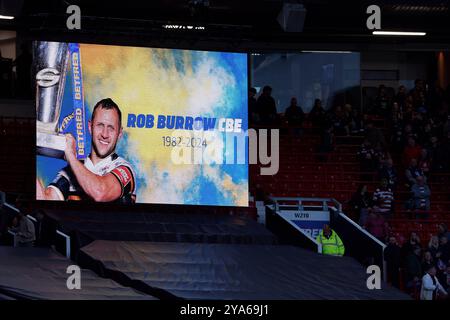 Eine Hommage an den ehemaligen Rugby-League-Spieler Rob Burrow findet vor dem Spiel des Betfred Super League Grand Final in Old Trafford, Manchester, statt. Bilddatum: Samstag, 12. Oktober 2024. Stockfoto