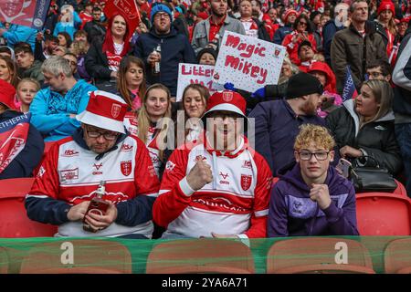 Manchester, Großbritannien. Oktober 2024. Hull KR-Fans kommen am 12. Oktober 2024 beim Grand Final von Betfred Super League Wigan Warriors gegen Hull KR in Old Trafford, Manchester, Großbritannien (Foto: Mark Cosgrove/News Images) in Manchester, Großbritannien am 10. Dezember 2024. (Foto: Mark Cosgrove/News Images/SIPA USA) Credit: SIPA USA/Alamy Live News Stockfoto