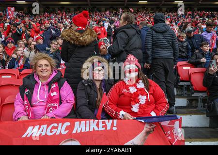 Manchester, Großbritannien. Oktober 2024. Hull KR-Fans kommen am 12. Oktober 2024 beim Grand Final von Betfred Super League Wigan Warriors gegen Hull KR in Old Trafford, Manchester, Großbritannien (Foto: Mark Cosgrove/News Images) in Manchester, Großbritannien am 10. Dezember 2024. (Foto: Mark Cosgrove/News Images/SIPA USA) Credit: SIPA USA/Alamy Live News Stockfoto