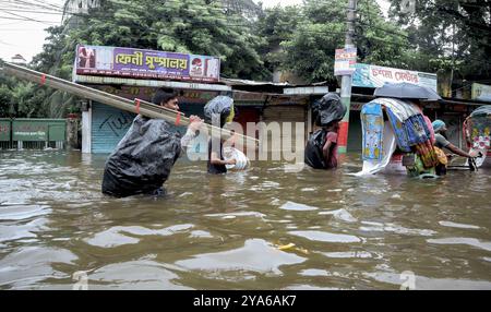 22. August 2024, Feni, Chittagong, Bangladesch: Feni Sadar Upazila wird von starken Regenfällen und flussaufwärts überschwemmt. Alle Straßen der Stadt sind überflutet. Stockfoto