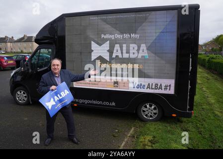 Aktenfoto vom 05/22 von Alex Salmond neben einem Werbewagen während eines Besuchs in Falkirk, auf dem Wahlkampfpfad bei den Kommunalwahlen. Der ehemalige schottische Premierminister und derzeitige Vorsitzende der Alba-Partei ist im Alter von 69 Jahren gestorben. Ausgabedatum: Samstag, 12. Oktober 2024. Stockfoto