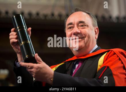 Aktenfoto vom 04/15 von Alex Salmond mit seinem Ehrengrad, der ihm von der Universität Glasgow verliehen wurde. Der ehemalige schottische Premierminister und derzeitige Vorsitzende der Alba-Partei ist im Alter von 69 Jahren gestorben. Ausgabedatum: Samstag, 12. Oktober 2024. Stockfoto