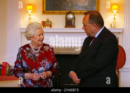 Dateifoto vom 24. April 05/07 von Königin Elisabeth II. Trifft den schottischen Ersten Minister Alex Salmond in Holyroodhouse, Edinburgh. Der ehemalige schottische Premierminister und derzeitige Vorsitzende der Alba-Partei ist im Alter von 69 Jahren gestorben. Ausgabedatum: Samstag, 12. Oktober 2024. Stockfoto