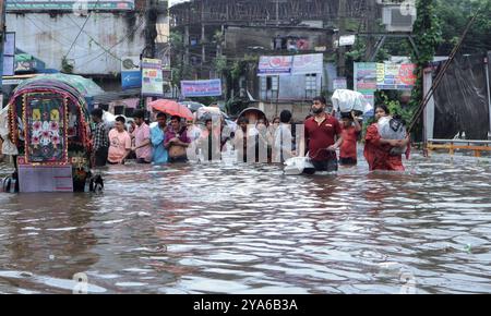 22. August 2024, Feni, Chittagong, Bangladesch: Feni Sadar Upazila wird von starken Regenfällen und flussaufwärts überschwemmt. Die Leute gehen in Unterschlupf, mitten in der Taille Stockfoto