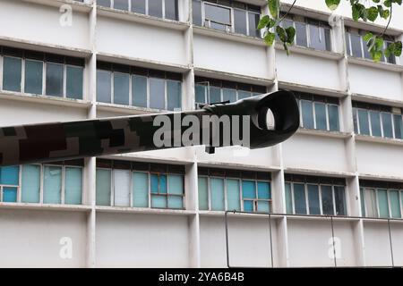 Nahaufnahme des G5-Haubitzer-Artilleriefasses mit Tarnung, im Freien vor einem urbanen Hintergrund. Stockfoto