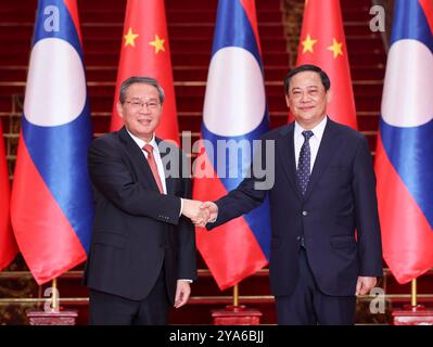 Vientiane. Oktober 2024. Der chinesische Premierminister Li Qiang trifft sich am 12. Oktober 2024 mit dem laotischen Premierminister Sonexay Siphandone im Büro des Premierministers in Laos. Quelle: Ding Haitao/Xinhua/Alamy Live News Stockfoto