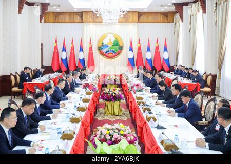 Vientiane. Oktober 2024. Der chinesische Premierminister Li Qiang trifft sich am 12. Oktober 2024 mit dem laotischen Premierminister Sonexay Siphandone im Büro des Premierministers in Laos. Quelle: Liu Bin/Xinhua/Alamy Live News Stockfoto