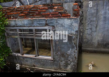 Subang, West-Java, Indonesien. Oktober 2024. Ein Blick auf das Haus im Dorf Mayangan wurde beschädigt, wo Teile des Gebiets aufgrund von Wellenabrieb und steigenden Meeresspiegeln in Mayangan Village, Subang, West Java, untergetaucht sind. Die Abschürfung an der Nordküste in West-Java ist besonders im Mayangan Village in Subang Regency, einem der am stärksten von Abschürfungen betroffenen Dörfer, stark ausgeprägt. Wird das Dorf nicht sofort verhindert, verschwindet es erodiert vom Meerwasser. Das Gebiet des Dorfes war früher etwa 300 Hektar Land mit 1000 Menschen hier, aber etwa 70 % der Reisfelder, Teiche und Stockfoto