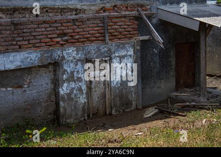 Subang, West-Java, Indonesien. Oktober 2024. Ein Blick auf das Haus im Dorf Mayangan wurde beschädigt, wo Teile des Gebiets aufgrund von Wellenabrieb und steigenden Meeresspiegeln in Mayangan Village, Subang, West Java, untergetaucht sind. Die Abschürfung an der Nordküste in West-Java ist besonders im Mayangan Village in Subang Regency, einem der am stärksten von Abschürfungen betroffenen Dörfer, stark ausgeprägt. Wird das Dorf nicht sofort verhindert, verschwindet es erodiert vom Meerwasser. Das Gebiet des Dorfes war früher etwa 300 Hektar Land mit 1000 Menschen hier, aber etwa 70 % der Reisfelder, Teiche und Stockfoto