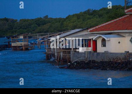 Subang, West-Java, Indonesien. Oktober 2024. Ein Blick auf die Moschee am Pondok Bali Beach, wo Teile des Gebiets aufgrund von Wellenabrieb und steigenden Meeresspiegeln in Mayangan Village, Subang, West Java, untergetaucht sind. Die Abschürfung an der Nordküste in West-Java ist besonders im Mayangan Village in Subang Regency, einem der am stärksten von Abschürfungen betroffenen Dörfer, stark ausgeprägt. Wird das Dorf nicht sofort verhindert, verschwindet es erodiert vom Meerwasser. Das Gebiet des Dorfes war früher etwa 300 Hektar Land mit 1000 Menschen, aber etwa 70 % der Reisfelder, Teiche und Siedlungen Stockfoto