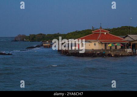 Subang, West-Java, Indonesien. Oktober 2024. Ein Blick auf die Moschee am Pondok Bali Beach, wo Teile des Gebiets aufgrund von Wellenabrieb und steigenden Meeresspiegeln in Mayangan Village, Subang, West Java, untergetaucht sind. Die Abschürfung an der Nordküste in West-Java ist besonders im Mayangan Village in Subang Regency, einem der am stärksten von Abschürfungen betroffenen Dörfer, stark ausgeprägt. Wird das Dorf nicht sofort verhindert, verschwindet es erodiert vom Meerwasser. Das Gebiet des Dorfes war früher etwa 300 Hektar Land mit 1000 Menschen, aber etwa 70 % der Reisfelder, Teiche und Siedlungen Stockfoto