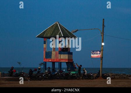 Subang, West-Java, Indonesien. Oktober 2024. Ein Blick auf die Moschee am Pondok Bali Beach, wo Teile des Gebiets aufgrund von Wellenabrieb und steigenden Meeresspiegeln in Mayangan Village, Subang, West Java, untergetaucht sind. Die Abschürfung an der Nordküste in West-Java ist besonders im Mayangan Village in Subang Regency, einem der am stärksten von Abschürfungen betroffenen Dörfer, stark ausgeprägt. Wird das Dorf nicht sofort verhindert, verschwindet es erodiert vom Meerwasser. Das Gebiet des Dorfes war früher etwa 300 Hektar Land mit 1000 Menschen, aber etwa 70 % der Reisfelder, Teiche und Siedlungen Stockfoto