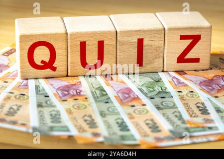 Indische Geld- und Wortfragen auf Holzblöcken. Highwinnings bei Quizspielen und Spielen in Indien Stockfoto
