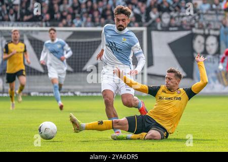 Chemnitz, Deutschland 12. Oktober 2024: Sachsenpokal - 2024/2025 - Chemnitzer FC vs. SG Dynamo Dresden im Bild: v. li. im Zweikampf Nils Lihsek (Chemnitz) und Jan- Hendrik Marx (Dresden) Stockfoto