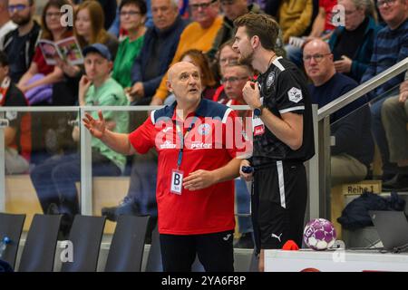 Bad Langensalza, Deutschland. Oktober 2024. Herbert Mueller (Trainer, Thueringer HC) im gespraech mit dem Offiziellen. GER, Thüringer HC gegen Sport-Union Neckarsulm, 1. Handballbundesliga Frauen, 4. Spieltag, Spielzeit 2024/2025, 12.10.2024 Foto: Eibner-Pressefoto/Martin Herbst Credit: dpa/Alamy Live News Stockfoto