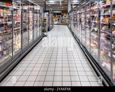 Italien - 12. Oktober 2024: Gekühlte Vitrinen mit Milchprodukten und Paketen mit Aufschnitt und frischen Nudeln im italienischen Supermarktgang Stockfoto