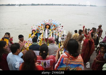 Kalkutta, Indien. Oktober 2024. Gläubige tauchen die Göttin Durga in den Ganges ein, was das Ende des Hindu Durga Puja Festivals markiert. Das Durga Puja Festival ist das größte religiöse Ereignis für die bengalischen Hindus, glauben, dass die Göttin Durga die Macht und den Triumph des Guten über das Böse symbolisiert. Am 12. Oktober 2024 in Kalkutta, Indien. (Foto: Dipa Chakraborty/ Credit: Eyepix Group/Alamy Live News Stockfoto