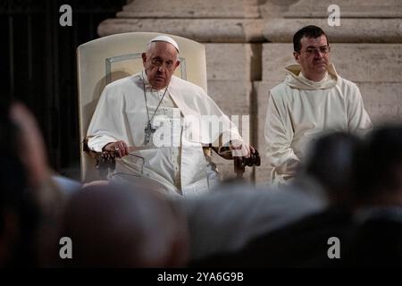 Papst Franziskus nimmt an einem ökumenischen Vigil-Gebet mit Synodenvätern und christlichen Führern verschiedener Glaubensrichtungen am Protomartyrsplatz neben dem Petersdom Teil. Stockfoto