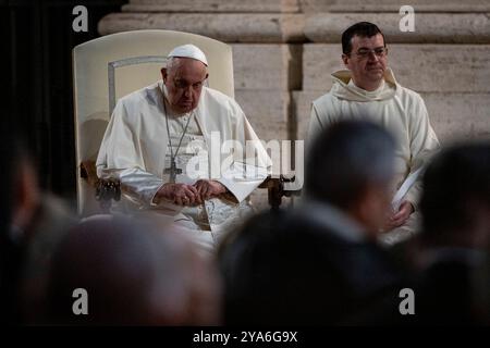 Papst Franziskus nimmt an einem ökumenischen Vigil-Gebet mit Synodenvätern und christlichen Führern verschiedener Glaubensrichtungen am Protomartyrsplatz neben dem Petersdom Teil. Stockfoto