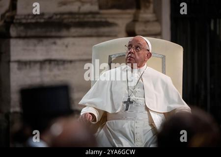 Papst Franziskus nimmt an einem ökumenischen Vigil-Gebet mit Synodenvätern und christlichen Führern verschiedener Glaubensrichtungen am Protomartyrsplatz neben dem Petersdom Teil. Stockfoto