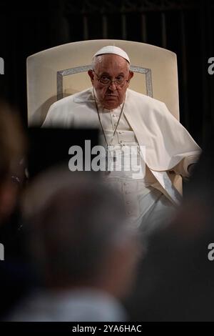 Vatikan, Vatikan. Oktober 2024. Papst Franziskus nimmt an einem ökumenischen Vigil-Gebet mit Synodenvätern und christlichen Führern verschiedener Glaubensrichtungen am Protomartyrsplatz neben dem Petersdom Teil. (Foto: Stefano Costantino/SOPA Images/SIPA USA) Credit: SIPA USA/Alamy Live News Stockfoto