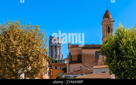 Die Trophäe des Augustus und die barocke Kirche Saint-Michel in La Turbie, einem mittelalterlichen Dorf, in den Alpes Maritimes, in der Provence Alpes Côte d’Azur. Stockfoto