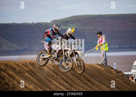 Weston-super-Mare, Somerset, England, Großbritannien. Am 12. Oktober 2024, Action Shots von Fahrern in der 125 ccm/250 ccm Klasse am ersten Tag des ROKIT Weston Beach Race 2024. In diesem Jahr feiert das prestigeträchtige Weston Beach Race das 41. Jubiläum und verspricht eine spektakuläre Veranstaltung zu werden, die über vier Jahrzehnte geländegängiger Exzellenz feiert, Credit John Rose/Alamy Live News Stockfoto