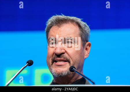 Augsburg, Bayern, Deutschland - 12. Oktober 2024: Markus Söder, CSU-Vorsitzender und Ministerpräsident von Bayern, während seiner Rede auf dem CSU-Parteitag in Augsburg, zeigt sich entschlossen und energisch auf der Bühne *** Markus Söder, CSU-Vorsitzender und Ministerpräsident von Bayern, während seiner Rede auf dem CSU-Parteitag in Augsburg, zeigt sich entschlossen und energisch auf der Bühne Stockfoto