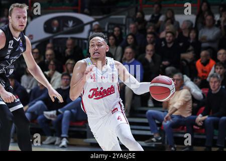 #4 Ross Colbey (Pallacanestro Trieste) während des Bertram Derthona Tortona vs Pallacanestro Trieste, italienische Basketball Serie A Spiel in Casale Monferrato (AL), Italien, 12. Oktober 2024 Stockfoto