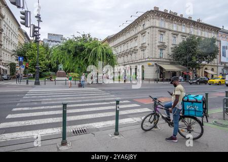 Szene mit Fahrradlieferanten und Andrassy Avenue in Budapest Stockfoto