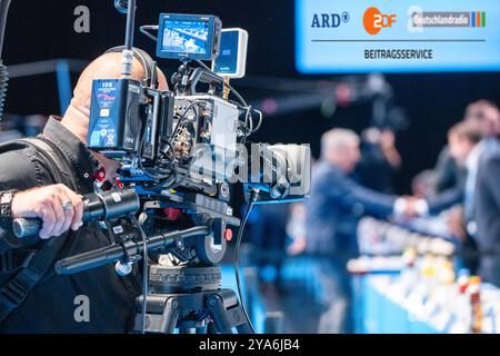 Augsburg, Schwaben, Bayern, Deutschland - 12. Oktober 2024: Logo der öffentlich-rechtlichen Rundfunkanstalten ARD, ZDF und Deutschland im Hintergrund auf einem Bildschirm. Symbol für GEZ, Beitragsservice und Gebühren. *** Logo der ARD, ZDF und Deutschland Radio der öffentlich-rechtlichen Sender im Hintergrund auf einem Bildschirm. Symbol für GEZ, Beitragsservice und Gebühren. Stockfoto