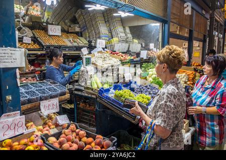 Obst- und Gemüseshop auf dem Zentralmarkt in Budapest, Ungarn Stockfoto