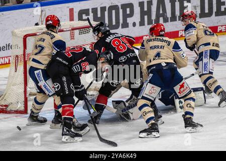 Alexandre Grenier Koelner Haie, KEC, Torhueter Joacim Eriksson Schwenninger Wild Wings, SWW, Kyle Platzer Schwenninger Wild Wings, Gregor Macleod Koelner Haie, Jordan Murray Schwenninger Wild Wings im Kampf um den Puck waehrend des Spiels der Penny-DEL zwischen Kölner Haien und Schwenninger Wild Wings in der Lanxess-Arena am 11. Oktober 2024 in Köln, Deutschland. Foto von Wolfgang Denkinger/DeFodi Images Alexandre Grenier Koelner Haie, KEC, Torhueter Joacim Eriksson Schwenninger Wild Wings, SWW, Kyle Platzer Schwenninger Wild Wings, Gregor Macleod Koelner Haie, Jordan Murray Schwenninger Wild Stockfoto