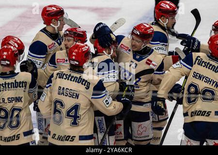 Benjamin Marshall Schwenninger Wild Wings, SWW Torjubel, jubelt mit seiner Mannschaft nach dem Treffer zum 2:3 waehrend des Spiels der Penny-DEL zwischen Kölner Haien und Schwenninger Wild Wings in der Lanxess-Arena am 11. Oktober 2024 in Köln, Deutschland. Foto von Wolfgang Denkinger/DeFodi Images Benjamin Marshall Schwenninger Wild Wings, SWW feiert, nachdem er sein Team beim Penny-DEL-Spiel zwischen Kölner Haien und Schwenninger Wild Wings am 11. Oktober 2024 in der Lanxess-Arena in Düsseldorf das dritte Tor erzielte. Foto von Wolfgang Denkinger/DeFodi Images Defodi-747  Stockfoto