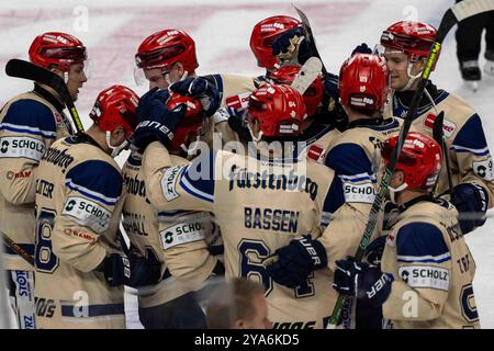 Benjamin Marshall Schwenninger Wild Wings, SWW Torjubel, jubelt mit seiner Mannschaft nach dem Treffer zum 2:3 waehrend des Spiels der Penny-DEL zwischen Kölner Haien und Schwenninger Wild Wings in der Lanxess-Arena am 11. Oktober 2024 in Köln, Deutschland. Foto von Wolfgang Denkinger/DeFodi Images Benjamin Marshall Schwenninger Wild Wings, SWW feiert, nachdem er sein Team beim Penny-DEL-Spiel zwischen Kölner Haien und Schwenninger Wild Wings am 11. Oktober 2024 in der Lanxess-Arena in Düsseldorf das dritte Tor erzielte. Foto von Wolfgang Denkinger/DeFodi Images Defodi-747  Stockfoto