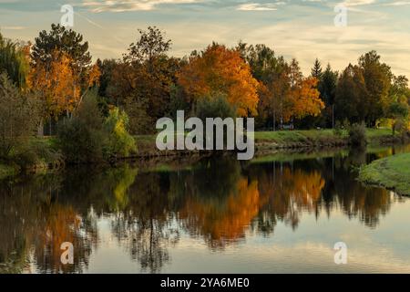 Sonniger Herbstabend in der Nähe der Moldau in Ceske Budejovice Stockfoto