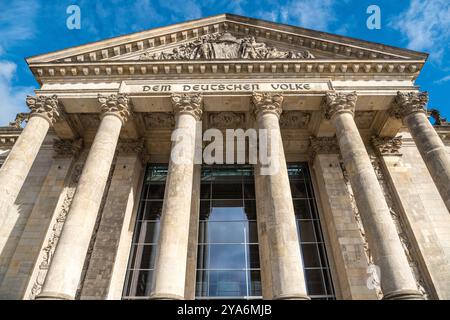 Fassade des Reichstagsgebäudes, Sitz des Deutschen bundestages, in Berlin. Ansicht mit der Widmung „dem deutschen Volke“, was „zu t Stockfoto