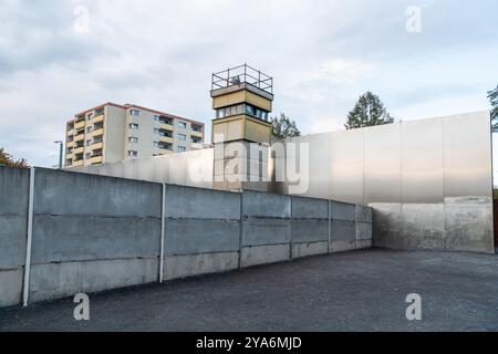 Abschnitt der ursprünglichen Berliner Mauer mit Wachturm in Berlin. Stockfoto