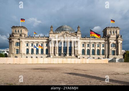 Reichstagsgebäude, Sitz des Deutschen bundestages in Berlin. Ansicht mit der Widmung „dem deutschen Volke“, was „dem deutschen Volk“ bedeutet Stockfoto