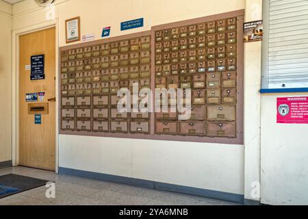 Postfächer in der Lobby des ländlichen Postamtes in Helmville, Montana, USA Stockfoto