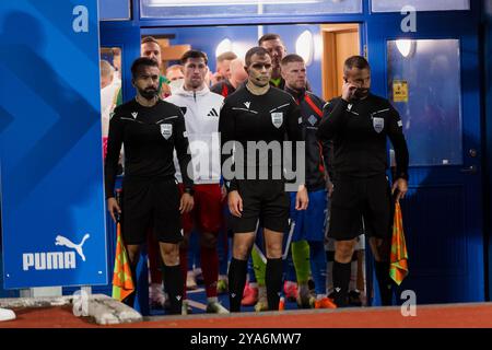 REYKJAVIK, ISLAND - 11. OKTOBER 2024: Match-Schiedsrichter Antoni Bandić und Assistant-Schiedsrichter Amer Macić / Marko Pericwährend der UEFA Nations League fi 2025 Stockfoto